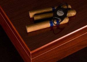 Zigarren mit Cutter auf Humidor